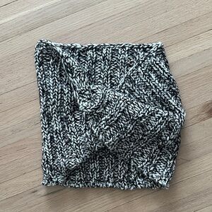 GAP knitted circle scarf Black and White